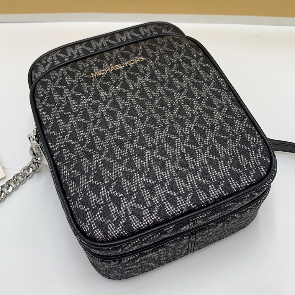 MICHAEL KORS
Jet Set Travel Medium Signature Logo Crossbody Bag
COLOR BLACK - Picture 2 of 15